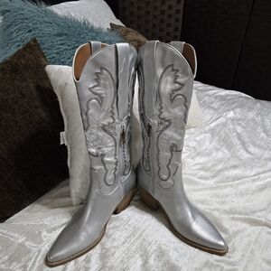 Silver Western-Style Women's Boots With Embrodery Size 8 EUC By Ccoco